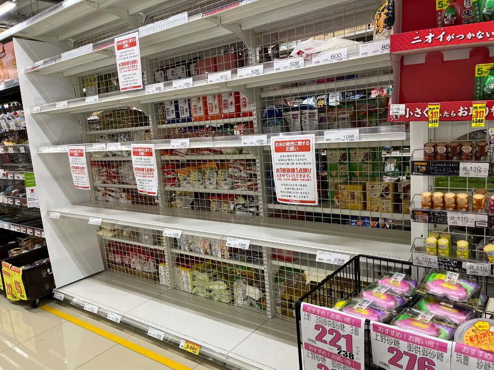 （有超市的大米货架已经清空。陈玲摄于日本福冈县北九州市的超市）